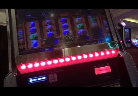 *LIVE PLAY* Big Win On The Slots In A Macau Casino **LOW BETTING,HIGH WINS**