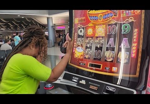 She Played A Slot Machine In The Airport And Won Big!! 🎰🤯